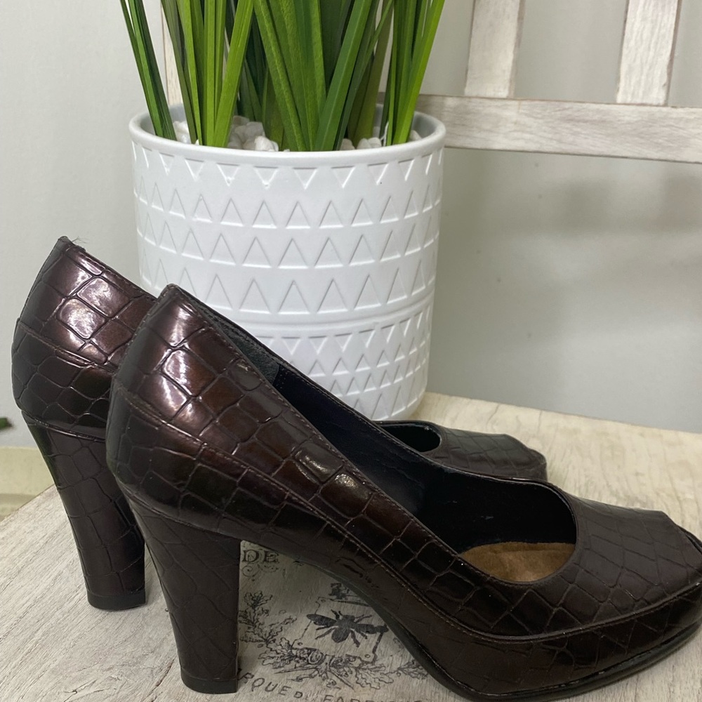 A2 Aerosoles brown alligator print heel, 6.5